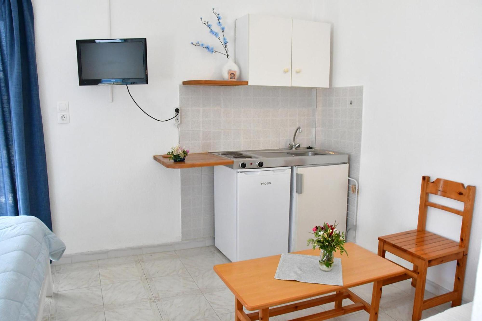 Blue Dolphin Studios And Apartment Вайя Экстерьер фото
